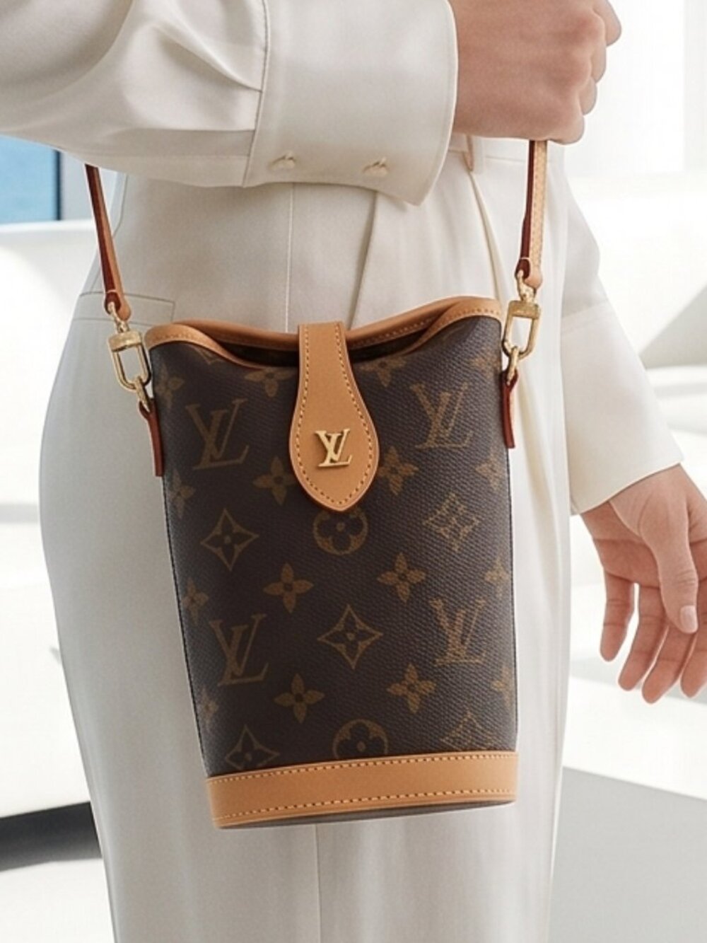 LIKE NEW! Louis Vuitton Monogram Canvas Fold Me Pouch